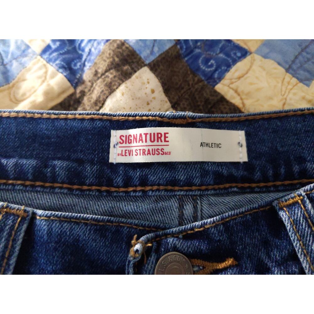 Levi's Signature Women's Size W34 Cut-Off Jean Shorts Medium Wash Denim Raw Hem - Picture 3 of 8